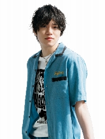 生写真(男性)/俳優 佐藤祐吾(上鳴電気)/全身・背景グレー