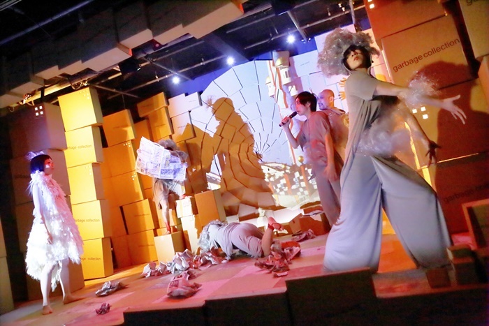 極東退屈道場#006『ガベコレ─Garbage Collection』（2014年）より。大阪各所の「箱物行政」の建物とマラソンを絡めた物語。 【撮影】清水俊洋