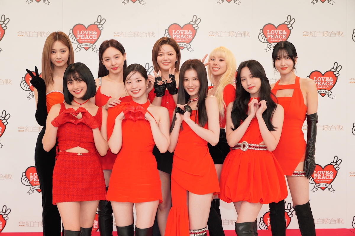 TWICE、強めセクシーな黒&赤の衣装で美脚を披露 今年の漢字は「再