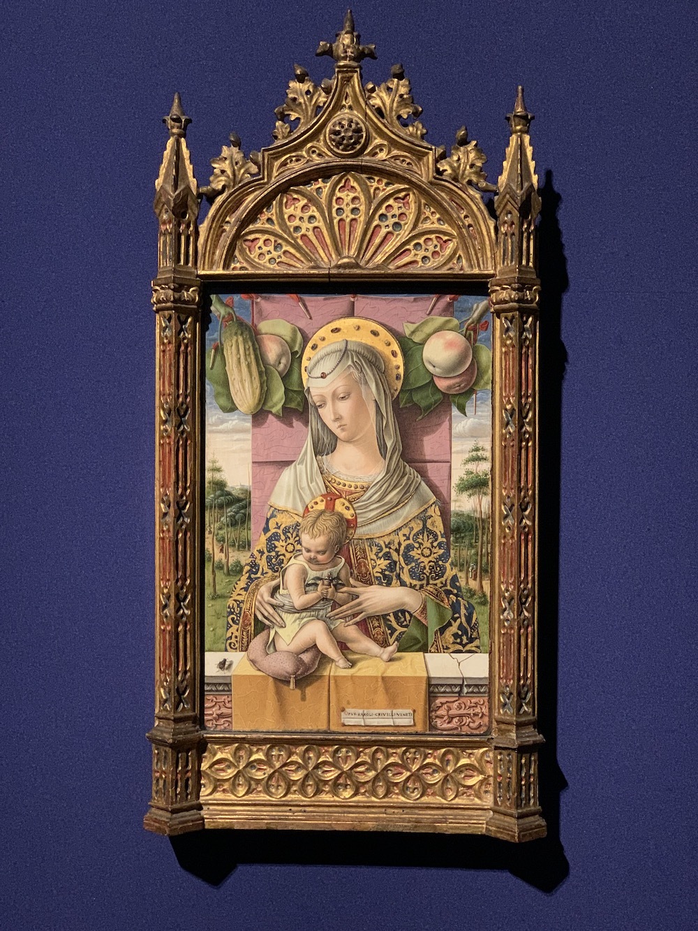 カルロ・クリヴェッリ《聖母子》1480年頃 テンペラ、金／板 37.8×25.4cm（全体）：36.5×23.5cm（彩色面） ニューヨーク、メトロポリタン美術館　The Jules Bache Collection, 1949 / 49.7.5　展示風景