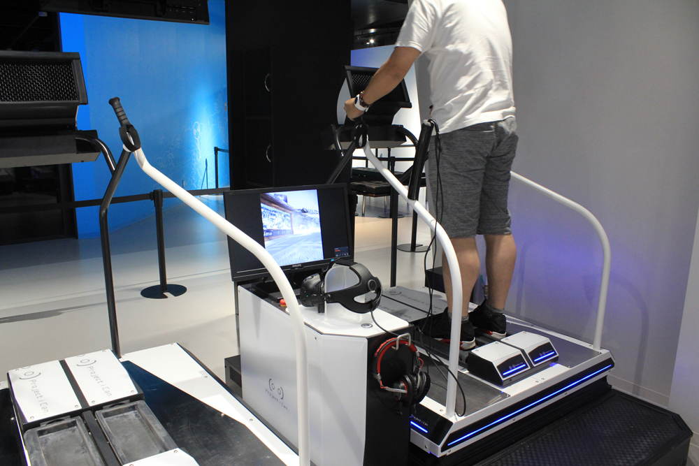 こちらは「急滑降体感機 スキーロデオ」のVRアクティビティー。以前お台場にあったものと同様。
