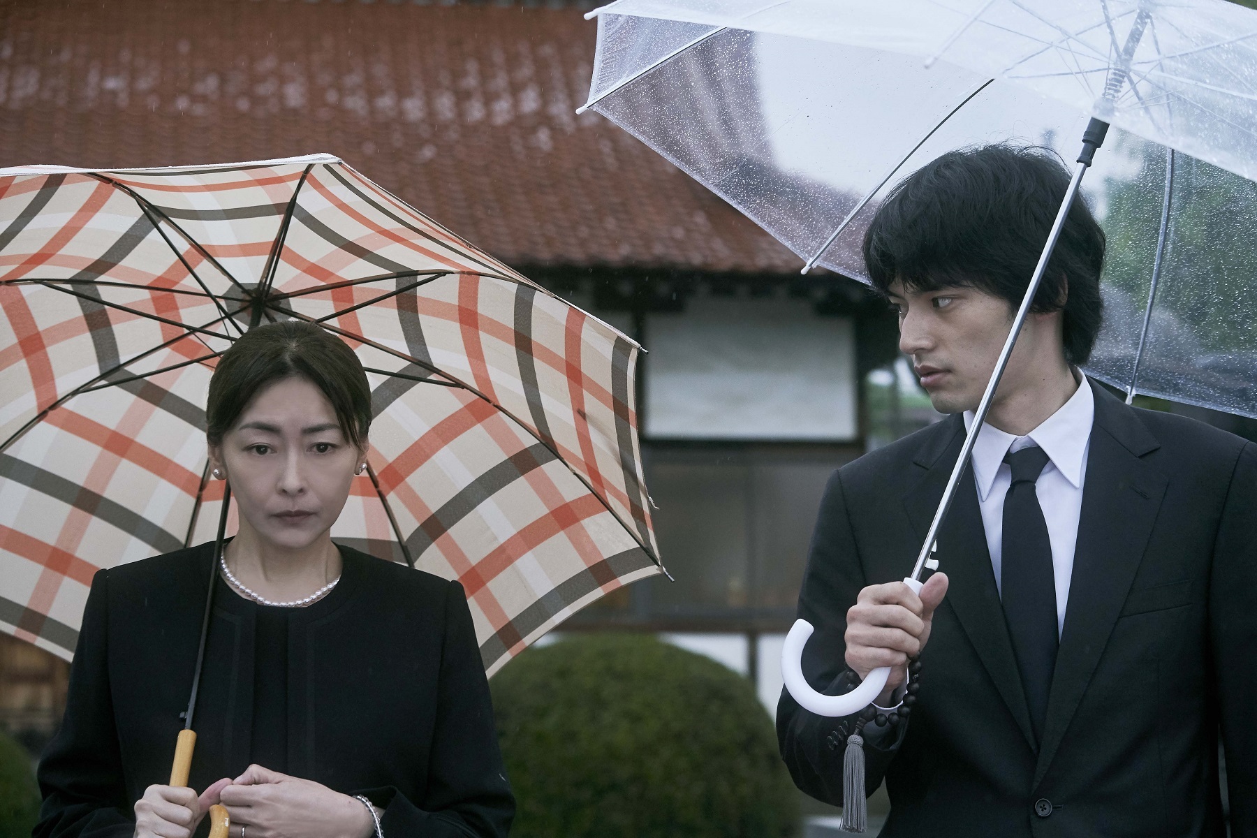 中山美穂（左） （C）2022映画「死刑にいたる病」製作委員会