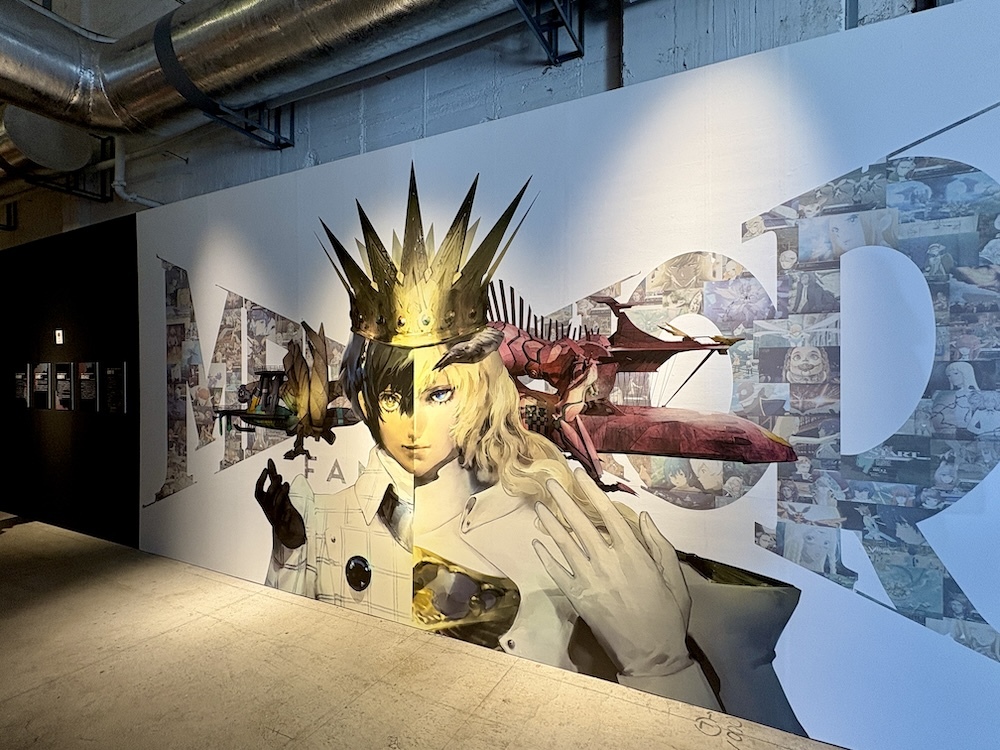  エントランス付近に掲げられた展覧会メインビジュアル。ロゴ部分には作中の旅を思い起こさせる数々のシーンがあしらわれており、さっそく胸熱！