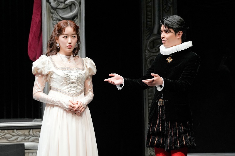レアティーズ役　高田翔（右） 　　　　　　　カメラマン：間野真由美　（C）2025.ルネサンス音楽劇 ハムレット