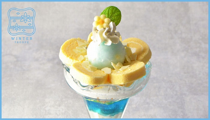 冬組の白雪パフェ／850円　(Ｃ)Liber Entertainment Inc. All Rights Reserved. (Ｃ)MANKAI STAGE『A3!』製作委員会2021 (Ｃ)Liber Entertainment Inc. All Rights Reserved. (Ｃ)MANKAI STAGE『A3!』製作委員会2022