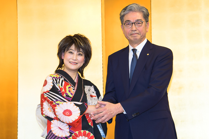 握手を交わす水谷千重子と明治座代表三田氏