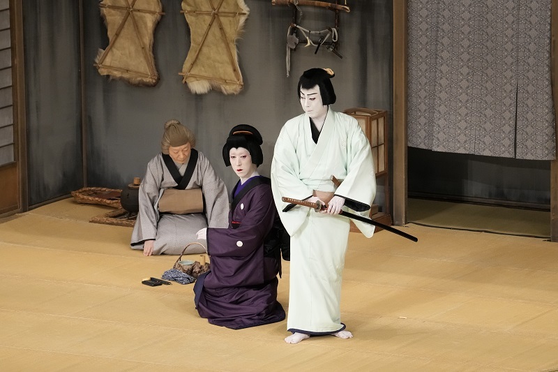 夜の部『仮名手本忠臣蔵』（Aプロ）配役　「六段目」（左より）女房おかる=中村時蔵、早野勘平=尾上菊之助、（後）母おかや=上村吉弥 ／(C)松竹