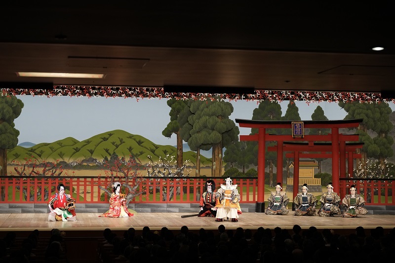 第一部『義経千本桜』「鳥居前」（左より）佐藤忠信実は源九郎狐=市川團子、静御前=市川笑也、武蔵坊弁慶=中村橋之助、源九郎判官義経=坂東巳之助、駿河次郎=中村吉之丞、伊勢三郎=中村玉太郎、片岡八郎=市川男寅、亀井六郎=大谷桂三 ／(C)松竹