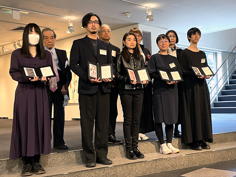 VOCA展2022受賞者。手前左より堀江栞、鎌田友介、川内理香子、谷澤紗和子、小森紀綱。