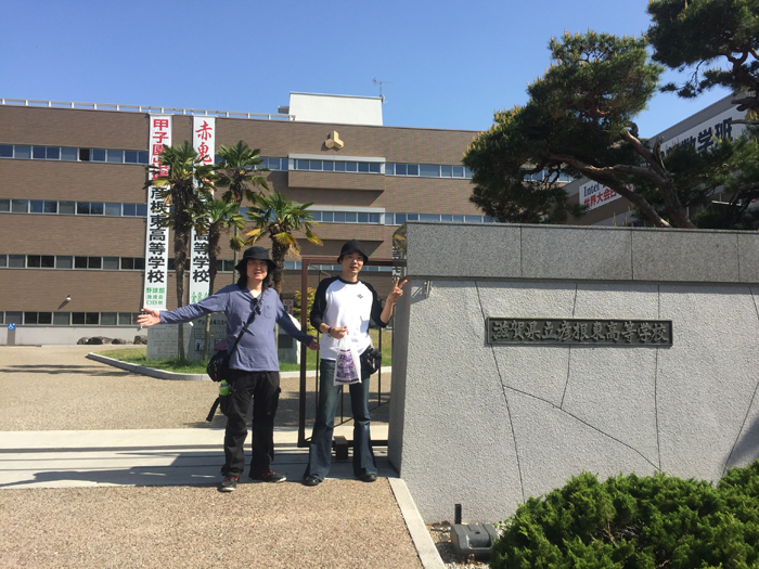 K書店・編集者T氏の出身校前で