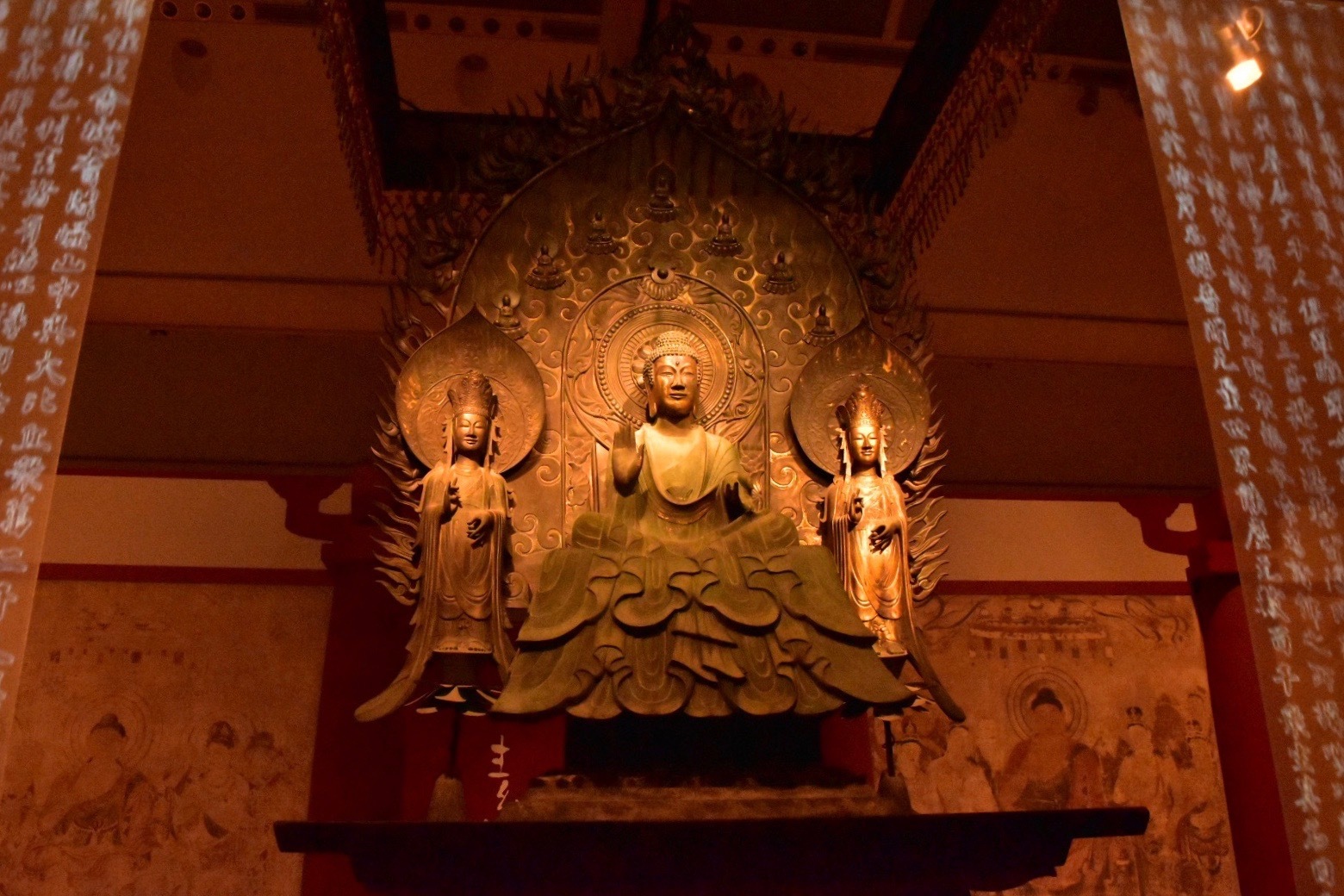 会場エントランス クローン文化財　法隆寺釈迦三尊像　623年