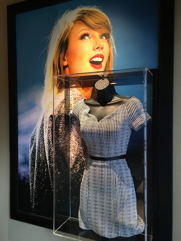 1階の客席に展示されたテイラー・スウィフトのミニスカートドレス