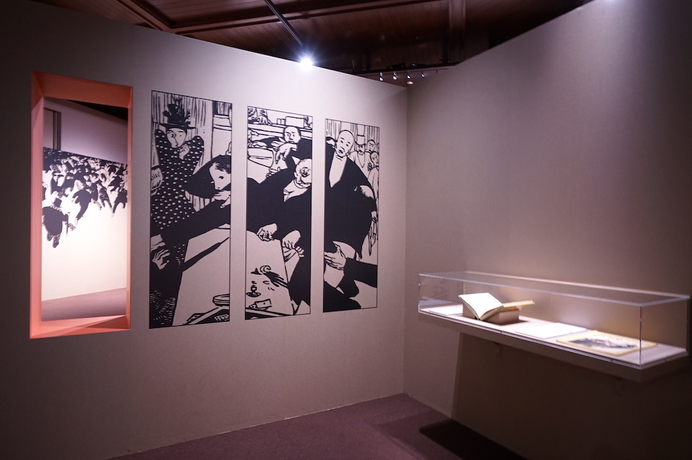 展示風景（壁の作品は《喧嘩あるいはカフェでの一場面》1892年 木版 17.2×24.9cm）