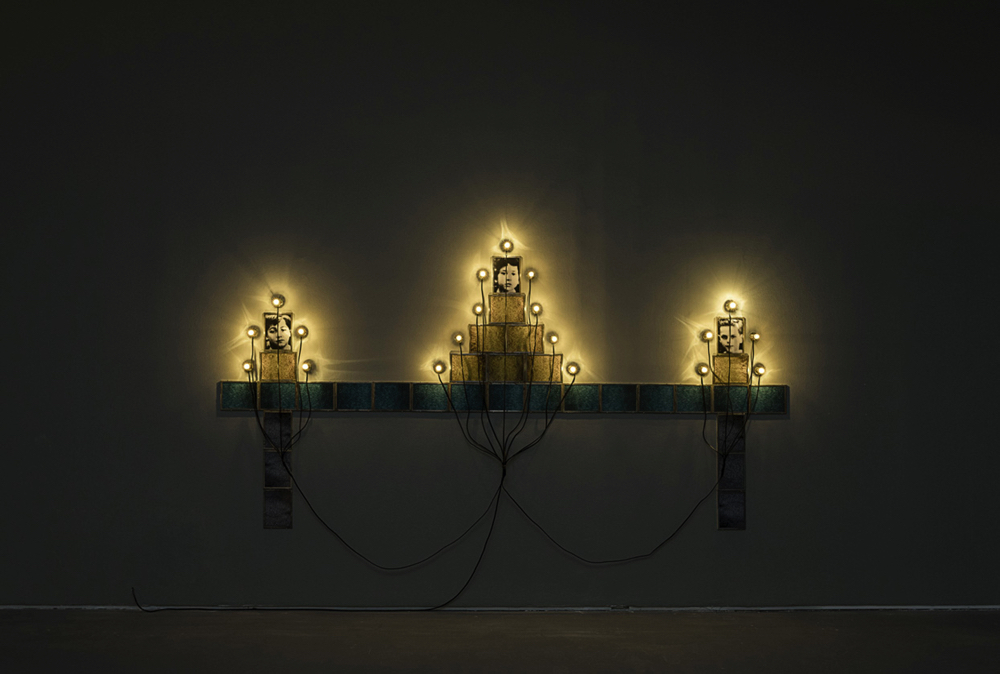 《モニュメント》 1986 / 写真、フレーム、ソケット、電球、電気コード / 作家蔵 (C) Christian Boltanski / ADAGP, Paris, 2019, Photo (C) The Israel Museum, Jerusalem by Elie Posner