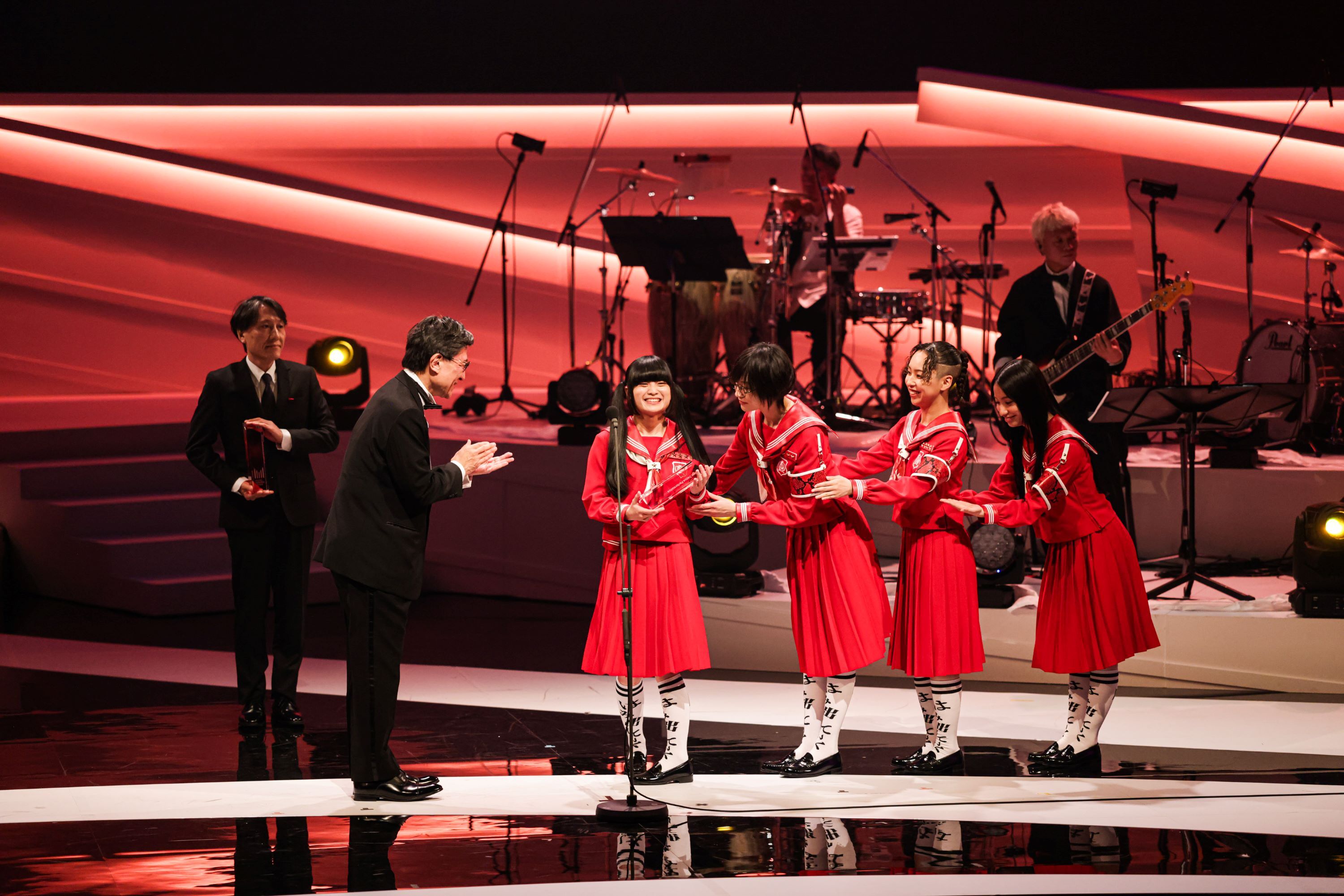 【最優秀ダンスパフォーマンス賞】新しい学校のリーダーズ (c)CEIPA /MUSIC AWARDS JAPAN2025