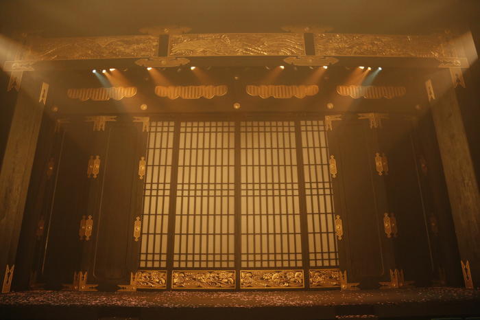 巨大な仏壇のセット（撮影：渡部孝弘）