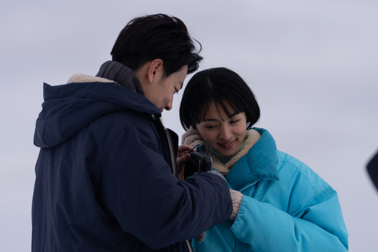 佐藤健はパイロット姿で神妙な面持ち、満島ひかりは笑顔で子どもをあやす Netflix『first Love 初恋』メイキングカット13点を一挙公開 Spice エンタメ特化型情報 1407