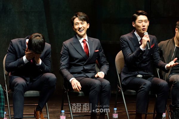 先輩二人（チ・ヒョンジュン、カン・ピルソク）と同じ役を演じられるだけでも光栄と語るカン・マンシク役のキム・ドビン（写真右）