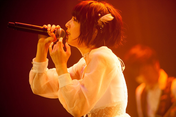 綾野ましろ「growing wing」の様子。（photo by HIDEKI AKITA）