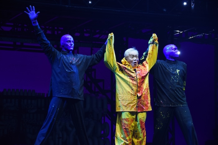『ブルーマングループ2025新宿公演』プレスショーの様子。中央は水道橋博士。