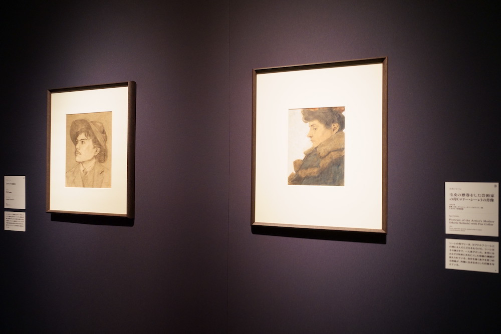 左：《イタリアの農民》、右：《毛皮の襟巻をした芸術家の母（マリー・シーレ）の肖像》ともにエゴン・シーレ 1907年