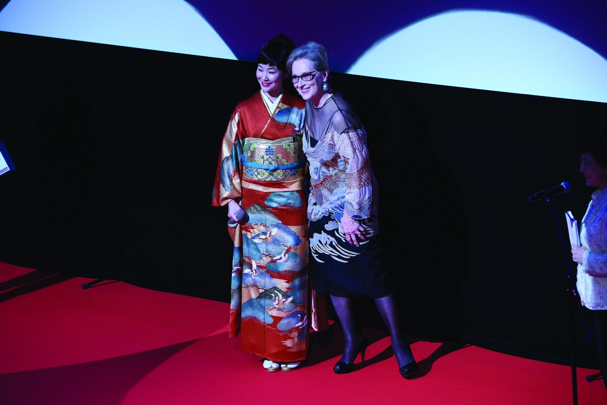 左から、黒木華、メリル・ストリープ (c)2016 TIFF