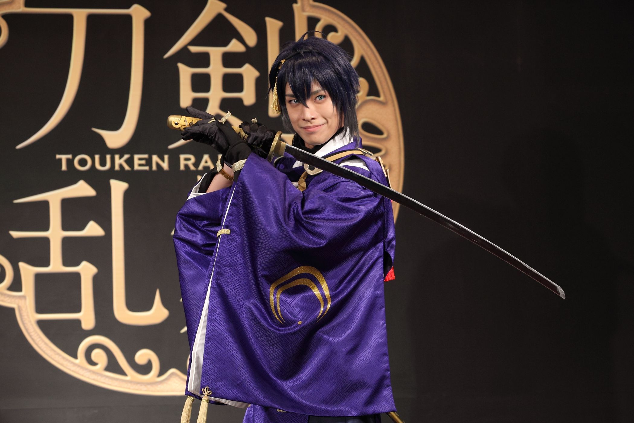 三日月宗近役の黒羽麻璃央 （撮影＝中原義史）