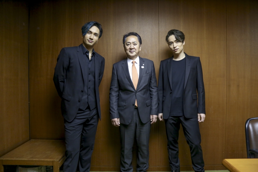 左から、橘ケンチ、横須賀市長・上地克明氏、EXILE TETSUYA