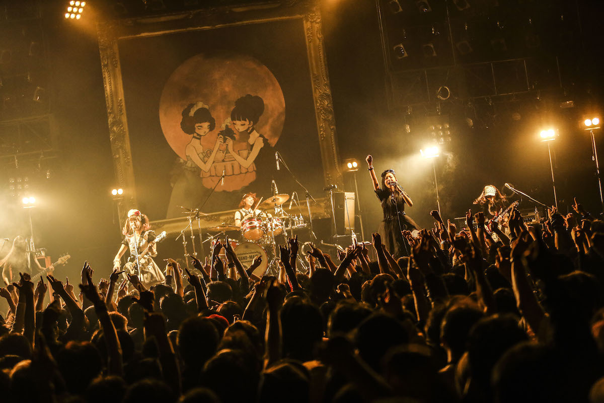 BAND-MAID、超満員の赤坂BLITZでワンマンお給仕完遂 初の