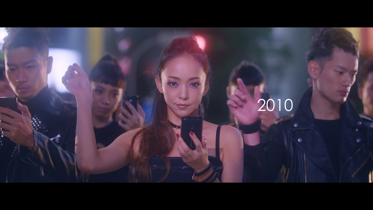 安室奈美恵が渋谷スクランブル交差点で 歴代ケータイを手に踊る Nttドコモ新cmが公開に Spice エンタメ特化型情報メディア スパイス