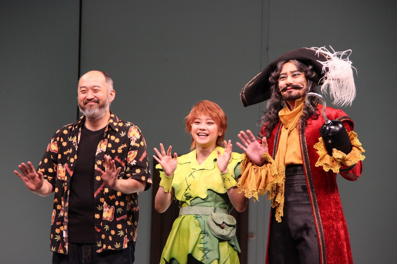 会見に出席した（左から）演出家の森新太郎、吉柳咲良、小西遼生