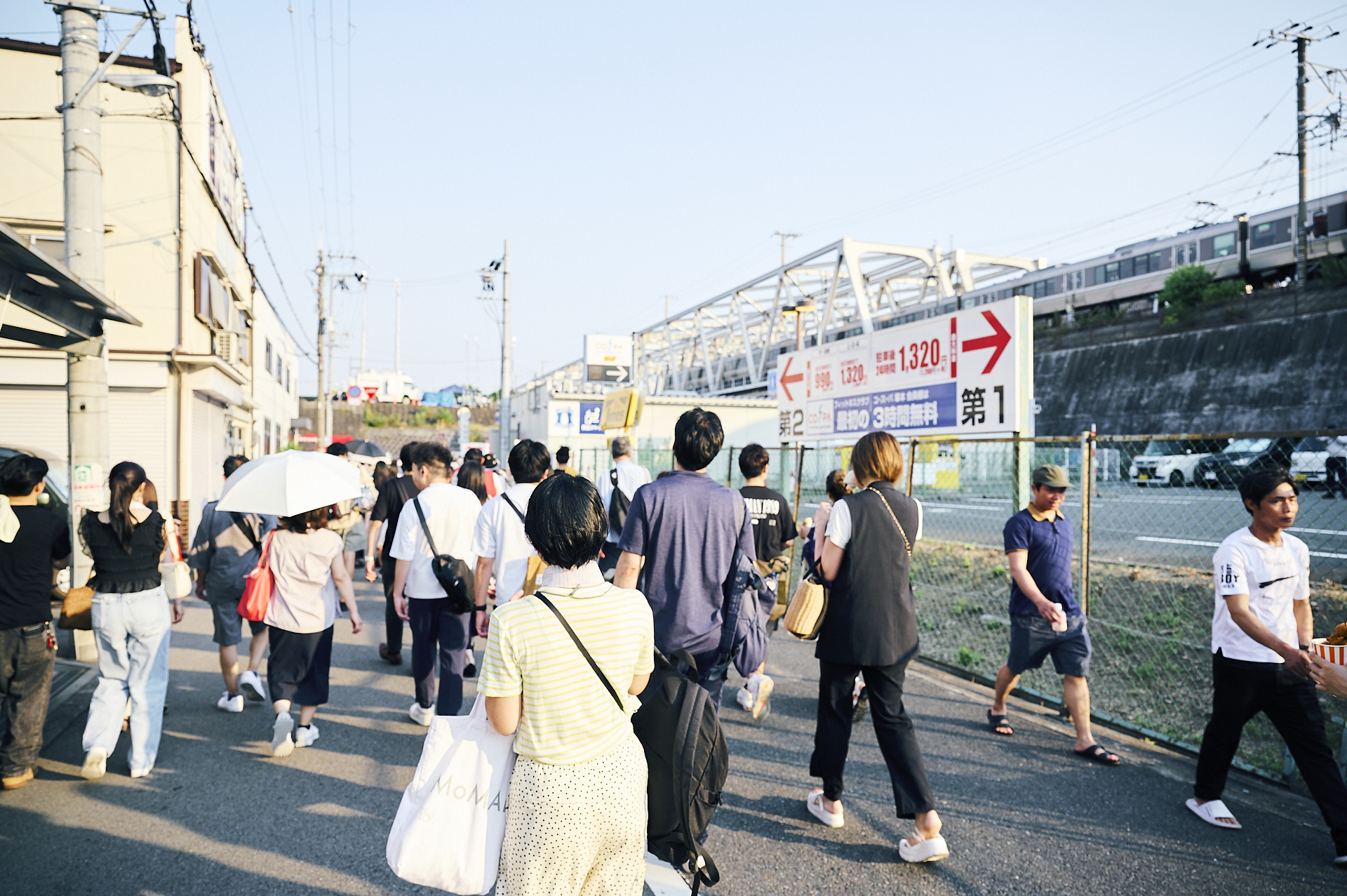 線路沿いにまっすぐ進む