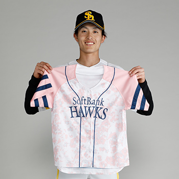 周東選手「お花がかわいくてこれにしました～！ ユニフォーム全体がピンクですごく映えそうですね！」