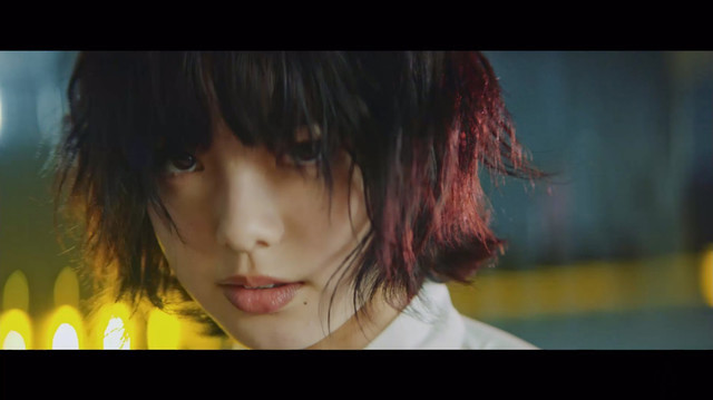 欅坂46「アンビバレント」ミュージックビデオのワンシーン。
