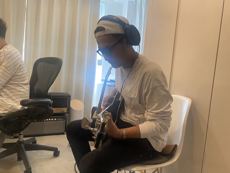 M0（オープニング）では新藤自身がギターを演奏（録音）。「せっかく制作に関わらせてもらっているので」と、タイトルコールなども入れているのだという。