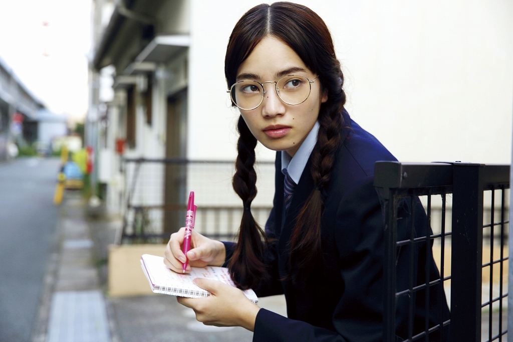小松菜奈演じる寺沢カオリ（女子高生） (C)福満しげゆき・講談社／映画「ヒーローマニア-生活-」製作委員会