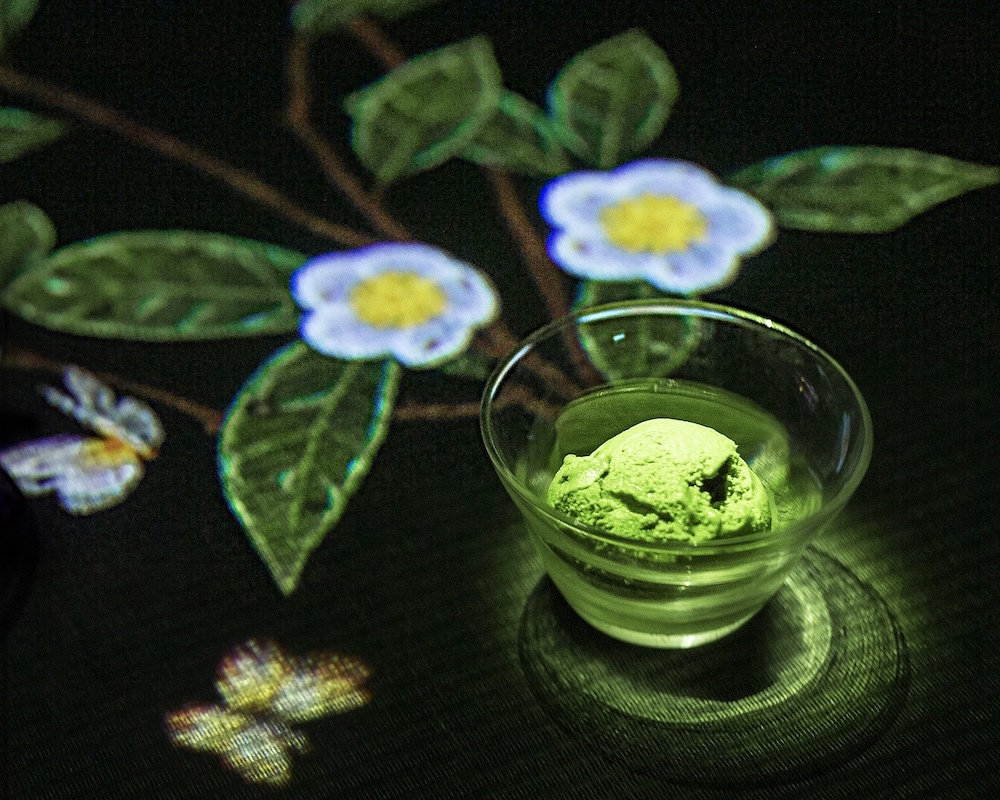 凍結された茶から、茶の木が生えていきます。チームラボ《茶の木》(C)︎ チームラボ