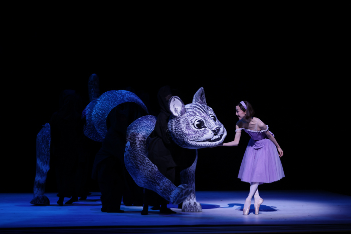 Alice’s Adventures in Wonderland© by Christopher Wheeldon, Designs by Bob Crowley,  Puppetry Designs by Toby Olié  （撮影：長谷川清徳）