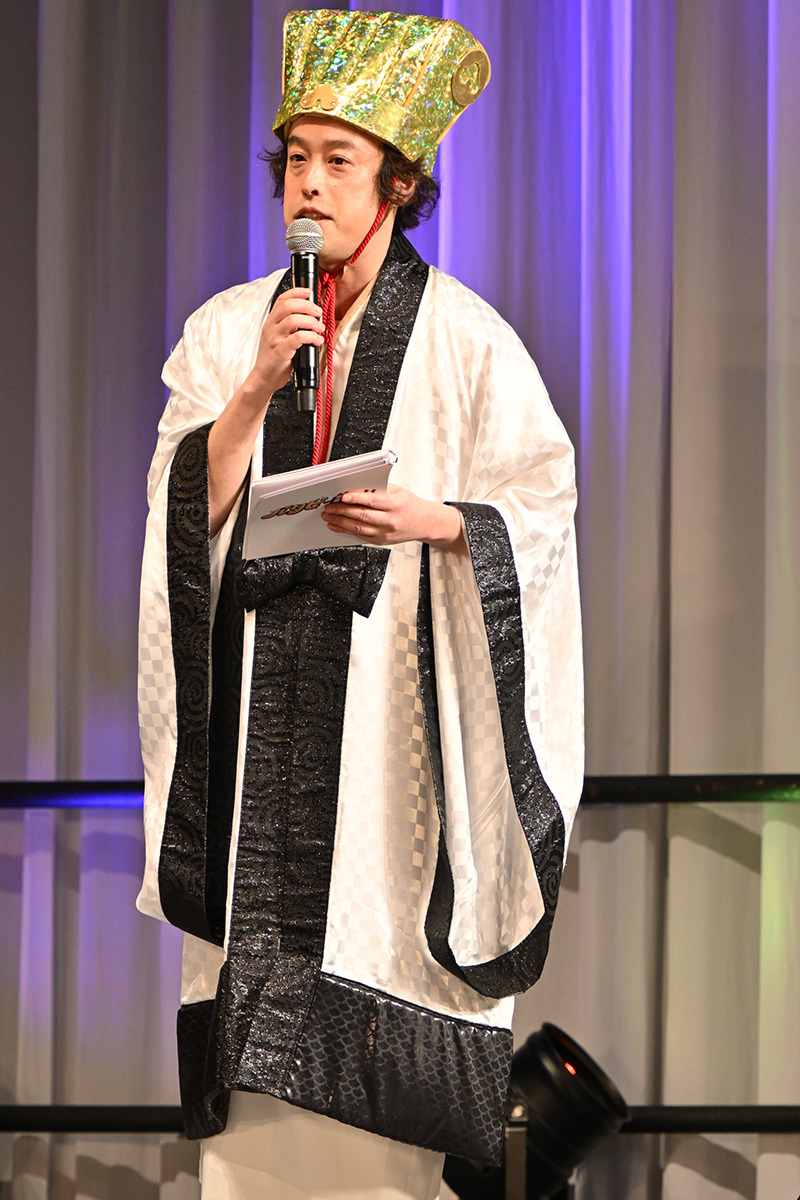 やついいちろう (C)四葉夕卜・小川亮・講談社／「パリピ孔明」製作委員会