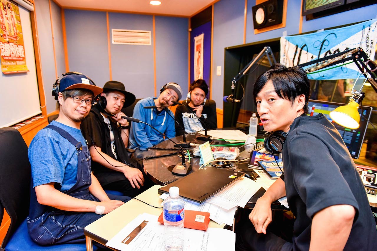 左から、TAKUMA(10-FEET)、NAOKI(10-FEET)、KOUICHI(10-FEET)、MAH(SiM)、KENTARO OCHIAI 撮影＝河上良