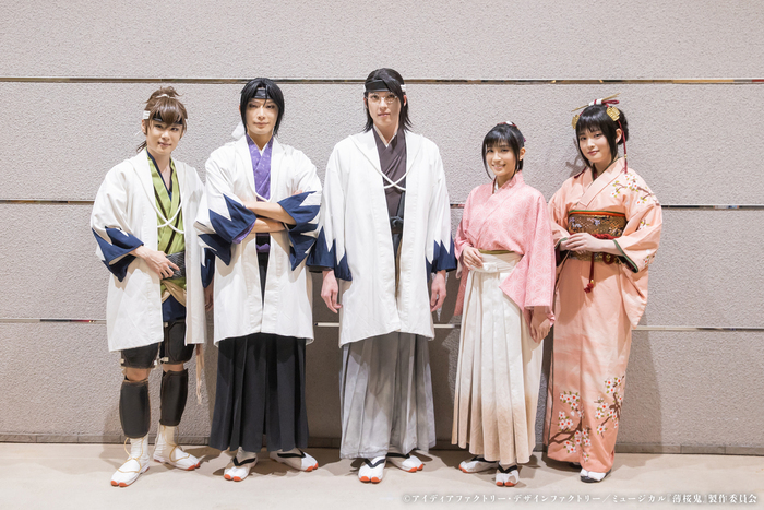 左より、藤堂平助 役：樋口裕太、土方歳三 役：久保田秀敏、山南敬助 役：輝馬、雪村千鶴 役：青木志穏、南雲薫 役：星元裕月 (C)アイディアファクトリー・デザインファクトリー／ミュージカル『薄桜鬼』製作委員会