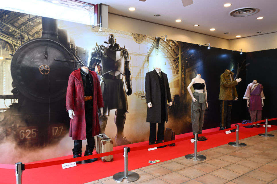 衣装展 （C）2022 荒川弘/SQUARE ENIX（C）2022 映画「鋼の錬金術師2&3」製作委員会