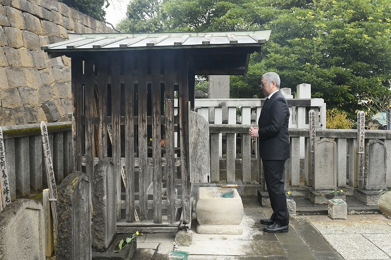 大石内蔵助の墓へ手を合わせる尾上松緑