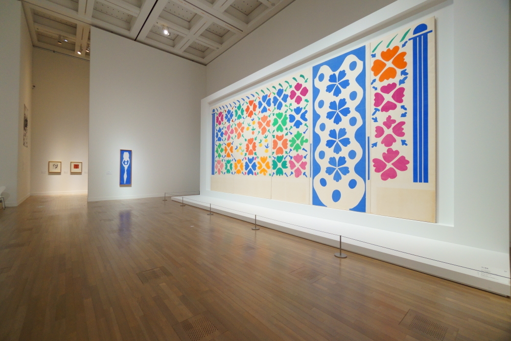 右：アンリ・マティス《花と果実》1952-53年 ニース市マティス美術館蔵 (C) Succession H.Matisse