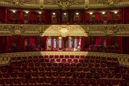 『オペラ座の怪人』の舞台で一夜を過ごせる宿泊プランが誕生　ガルニエ宮の貴賓席が荘厳なベッドルームに