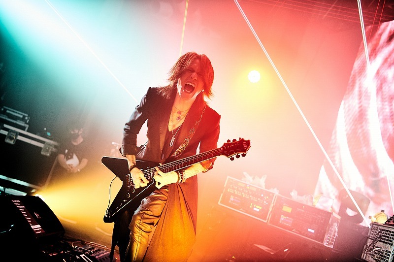 叫びながら演奏するSUGIZO　Photo by Keiko Tanabe