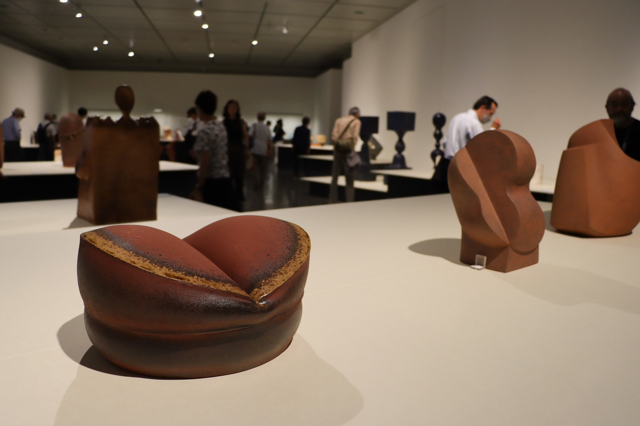 ふわふわの生地を陶芸で表現した林康夫「ホットケーキ」（1971年）和歌山県立近代美術館蔵