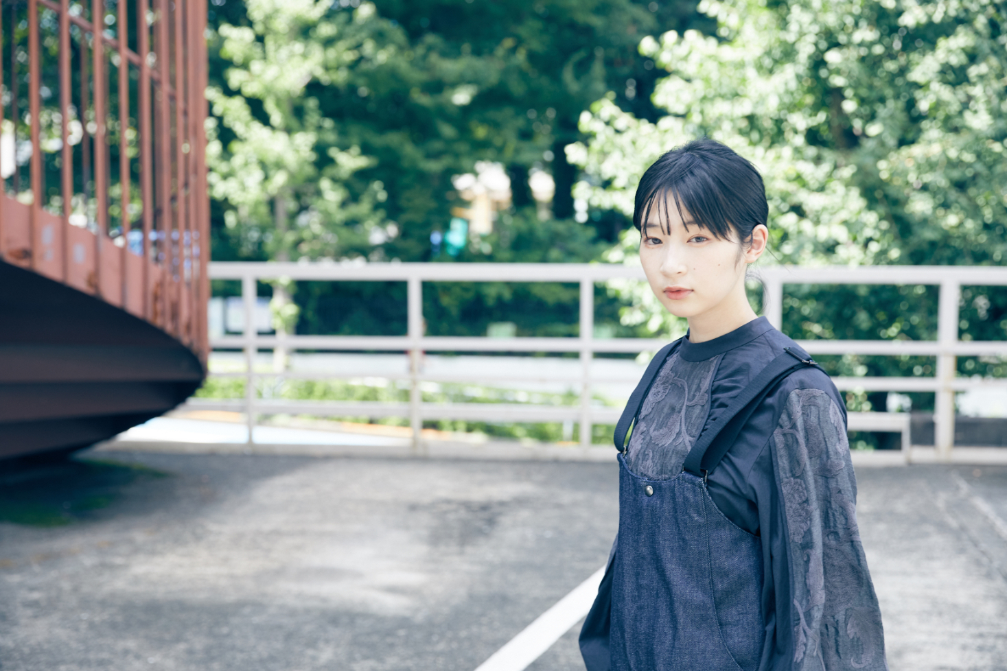 石川瑠華　 撮影＝iwa　ヘアメイク＝堀川知佳　スタイリスト＝岩渕真希　刺繍ブラウス、デニムパンツ／muller of yoshiokubo　衣装協力店＝muller of yoshiokubo