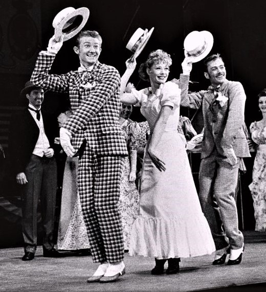 フォッシー・スタイルで踊る、『ニュー・ガール・イン・タウン』（1957年）のエヴァンス（左端）。中央はグウェン・ヴァードン