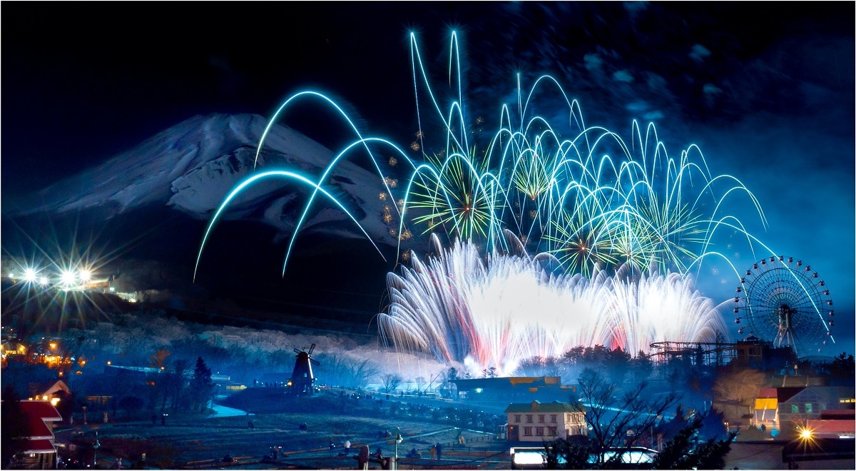 第一回 富士山花火 雪化粧の富士山を背景に打ち上がる約5 000発の花火に感動 Spice エンタメ特化型情報メディア スパイス